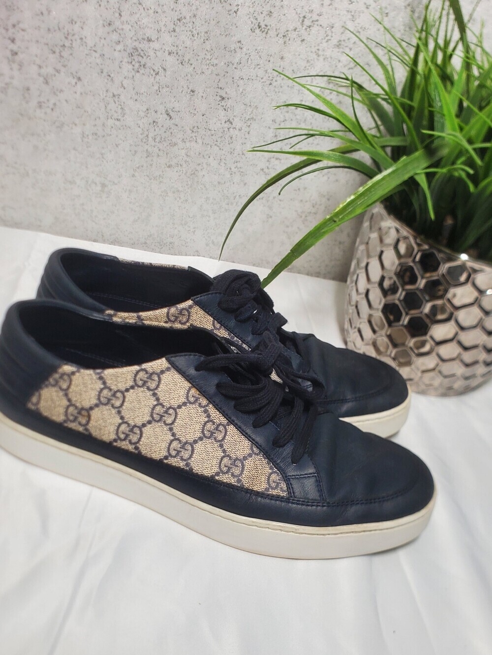 Gucci GG Supreme Monogram Low-Top Sneakers In A Midnigth Blue & Beige Size 8